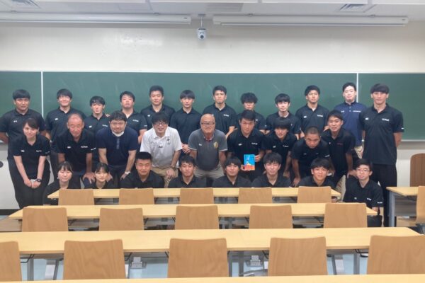 チームミーティングにおける藤島大さん、益子俊志さんの講演